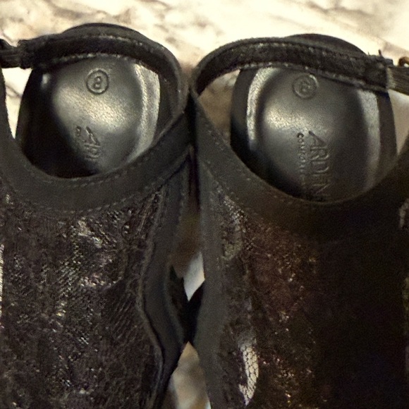 Chic Black Chunky Heel Sandals with Crisscross Straps - Picture 4 of 5